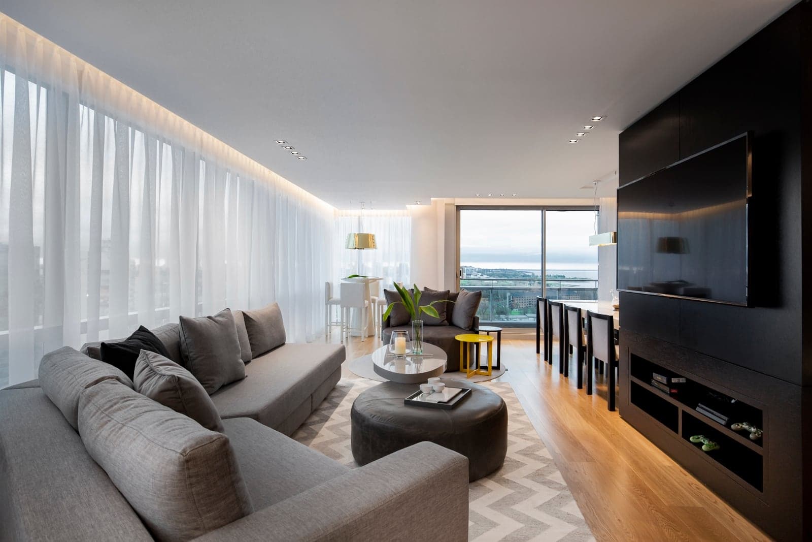 Vicente López al Río I, living con sofá modular gris y vista al río
