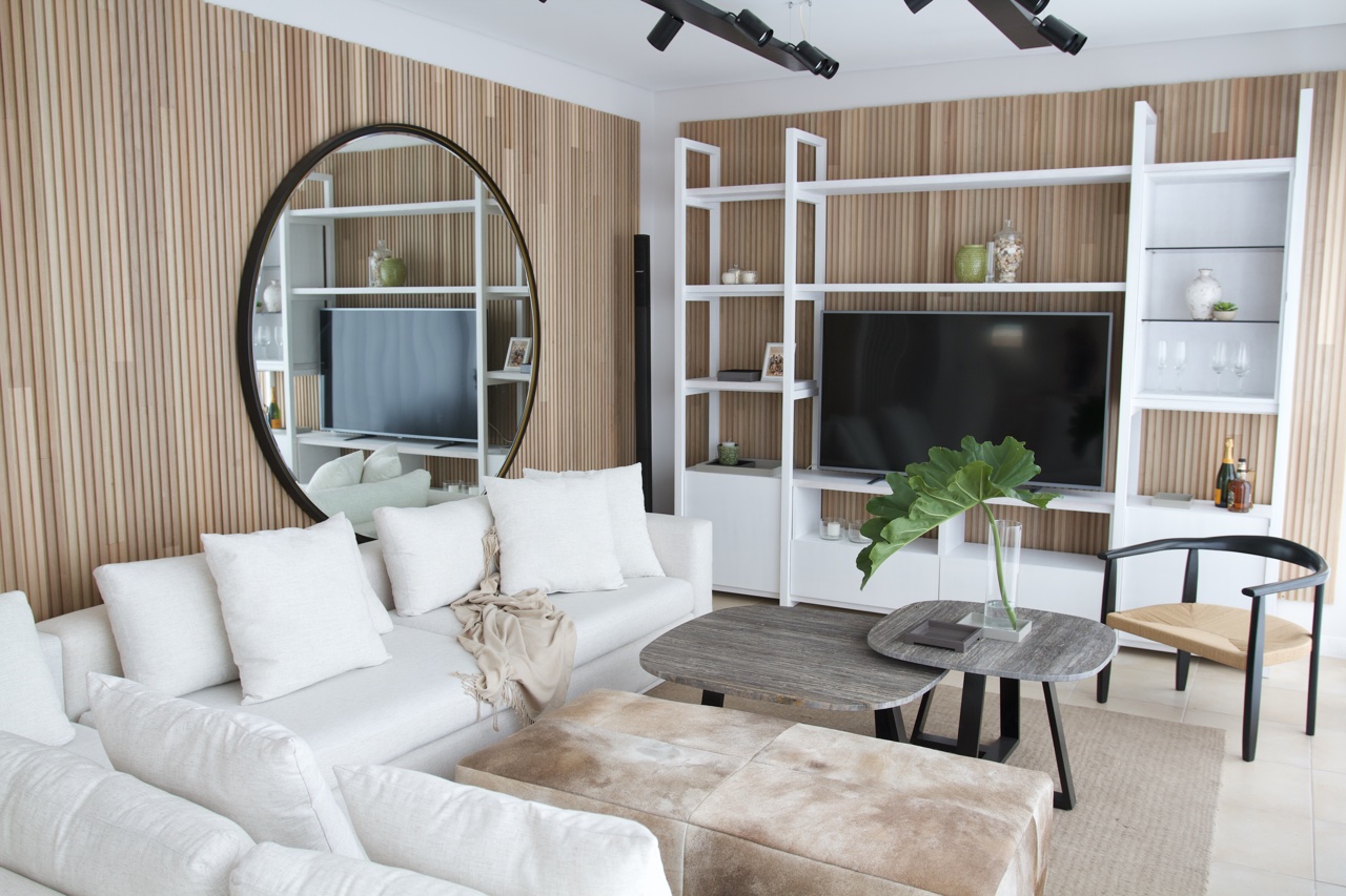 Diseño de interiores de lujo en Villa de Mar Pinamar por Estudio Modo Casa. ○ Living de casa de verano con mobiliario a medida y texturas naturales. ○ Detalles de diseño de autor y decoración de playa en casas de lujo.